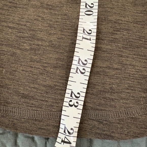 Vuori green weathered scoop neck, pocket Tee Size Small - Picture 5 of 6